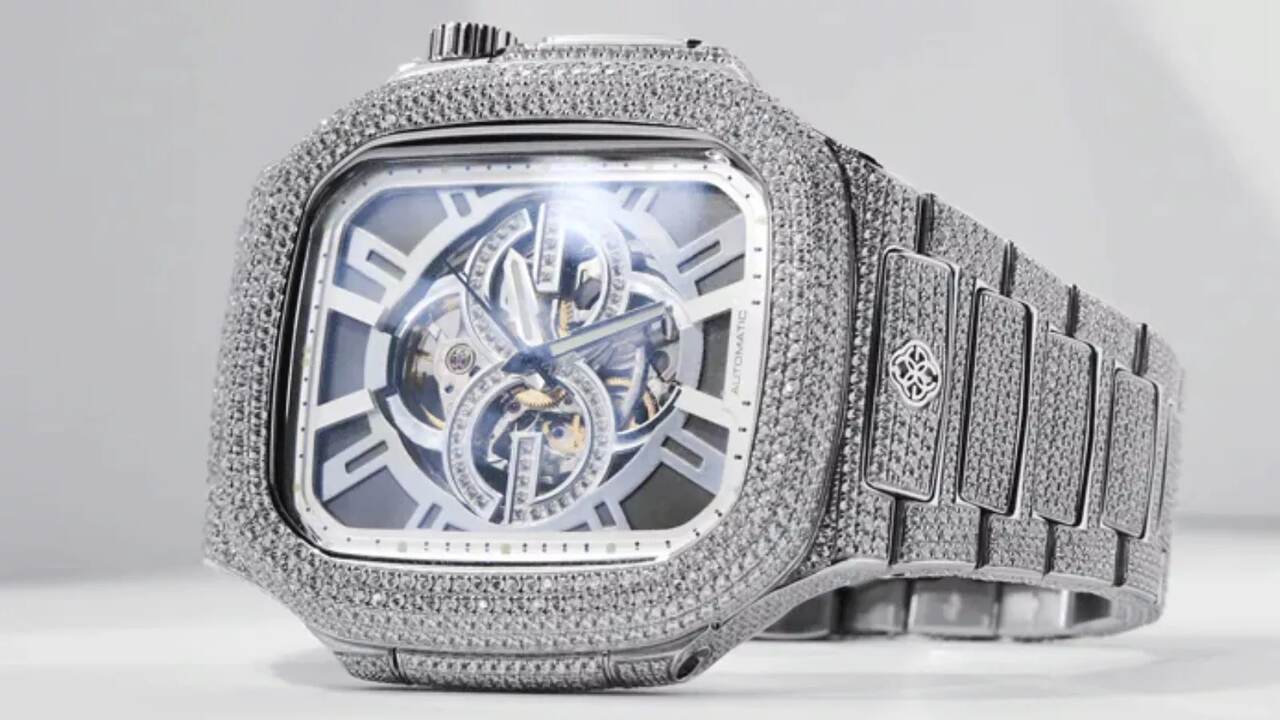 Billionaire&rsquo;s Gadgets, Apple Watch, Golden Concept