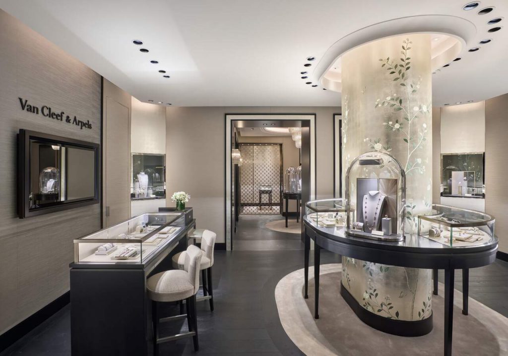 Interior de la tienda de Van Cleef en Barcelona