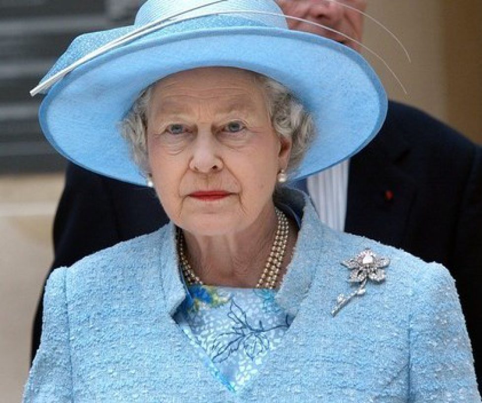 Isabel II, broche