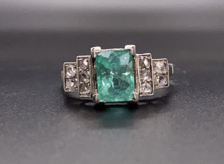 Anillo con esmeralda colombiana