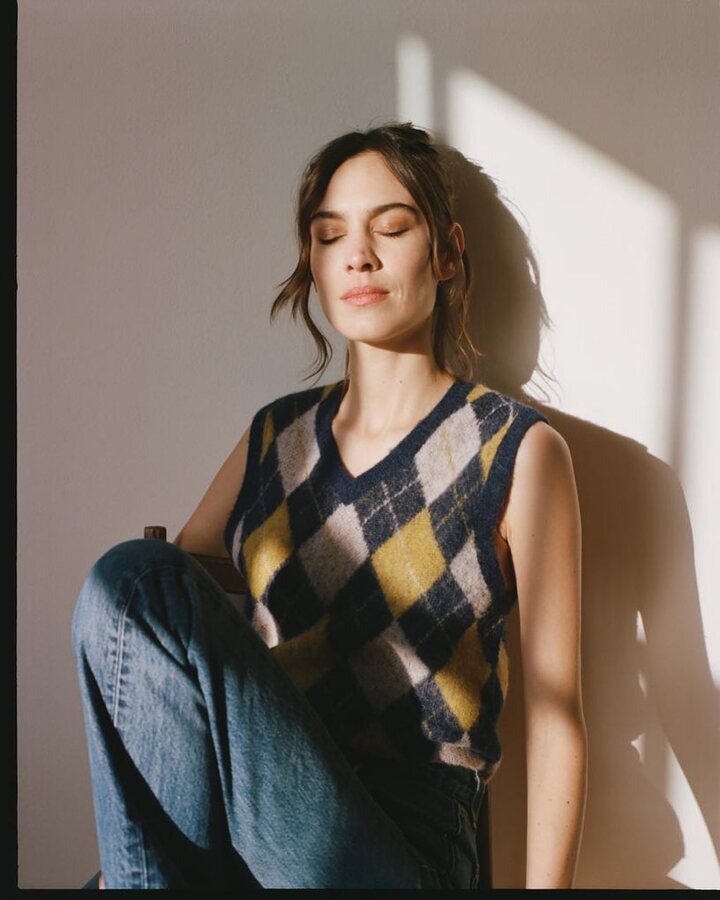 Alexa Chung con jersey azul
