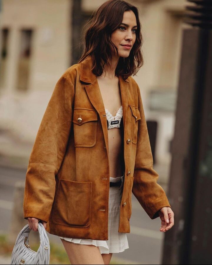 Alexa Chung con falda y chaqueta de ante