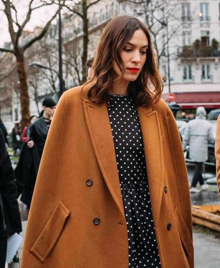 Alexa Chung con labios rojos