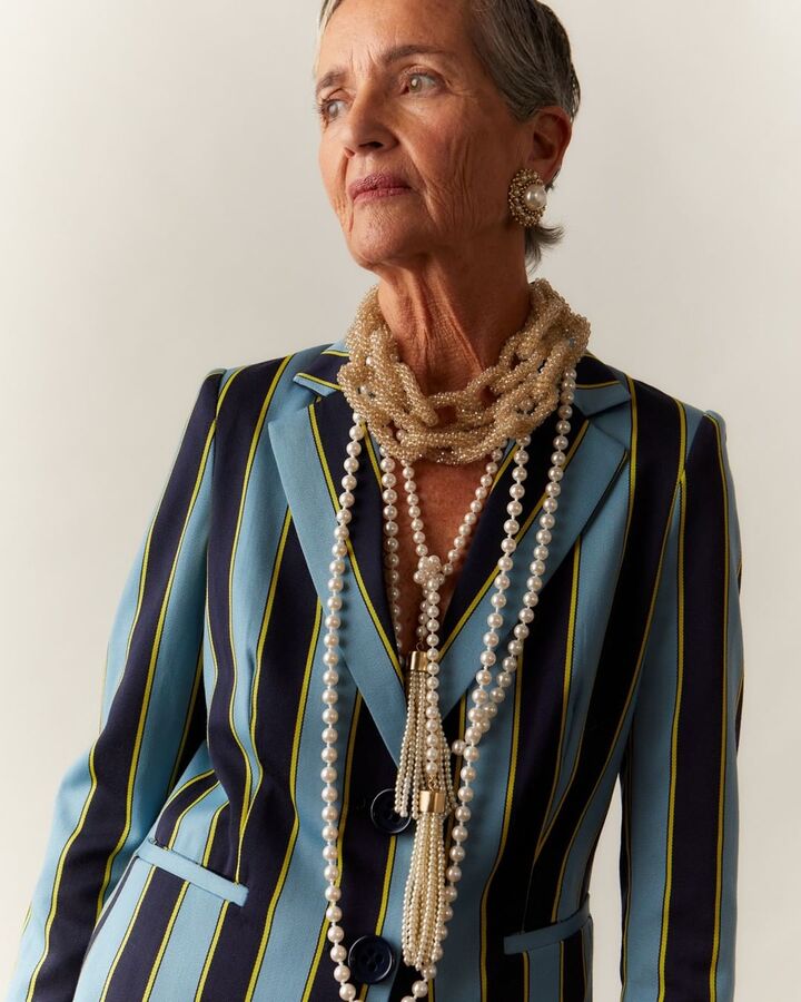 Traje de chaqueta y collares de Sita Nevado