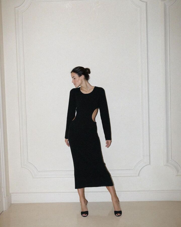 &Aacute;lex Rivi&egrave;re con vestido negro