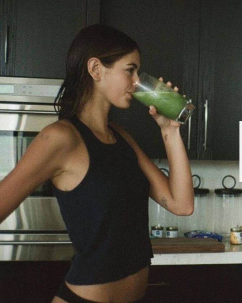 Mujer batido verde