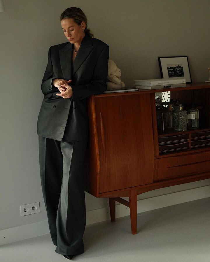 Anouk Yve con traje de chaqueta