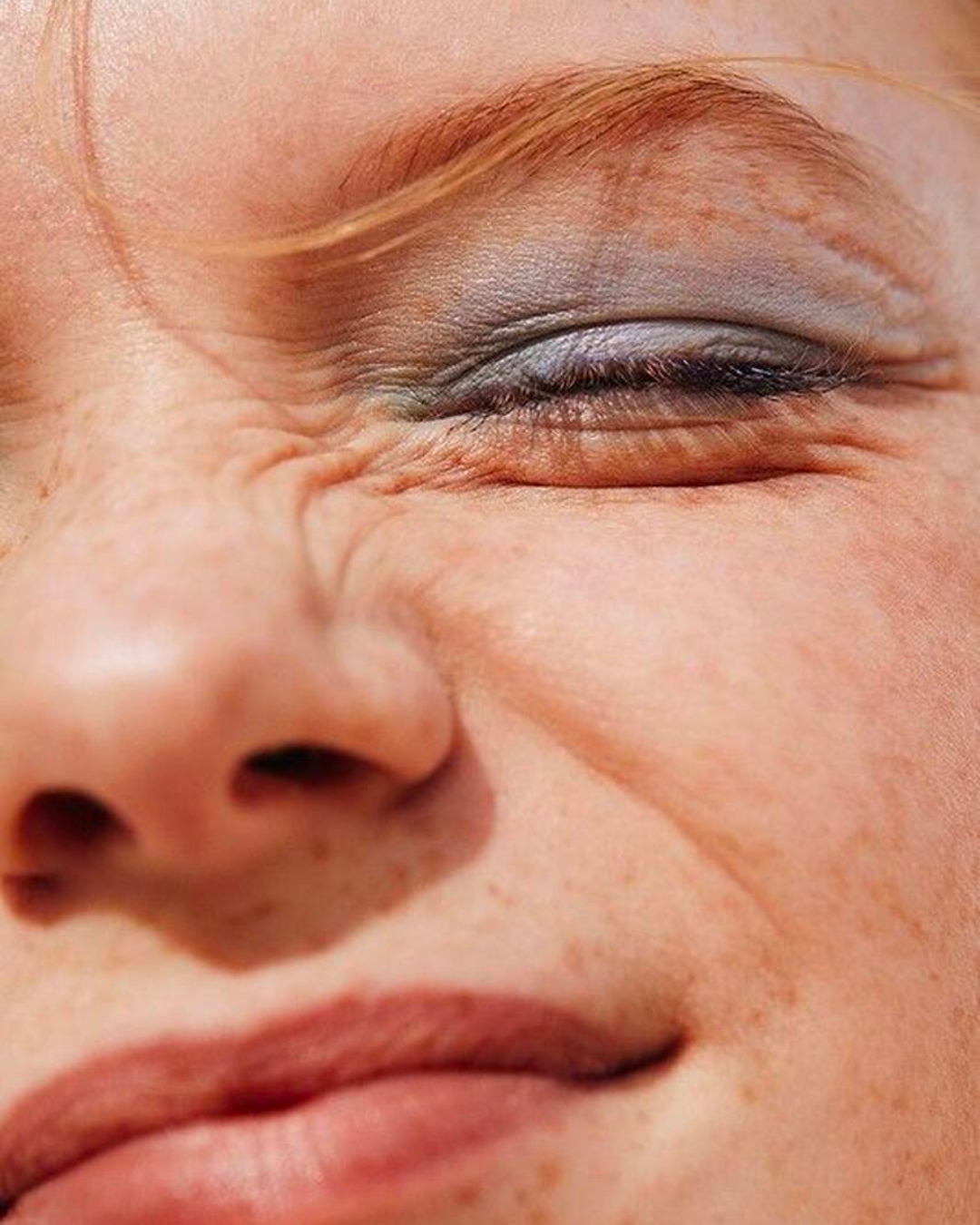 ojeras marrones y azules