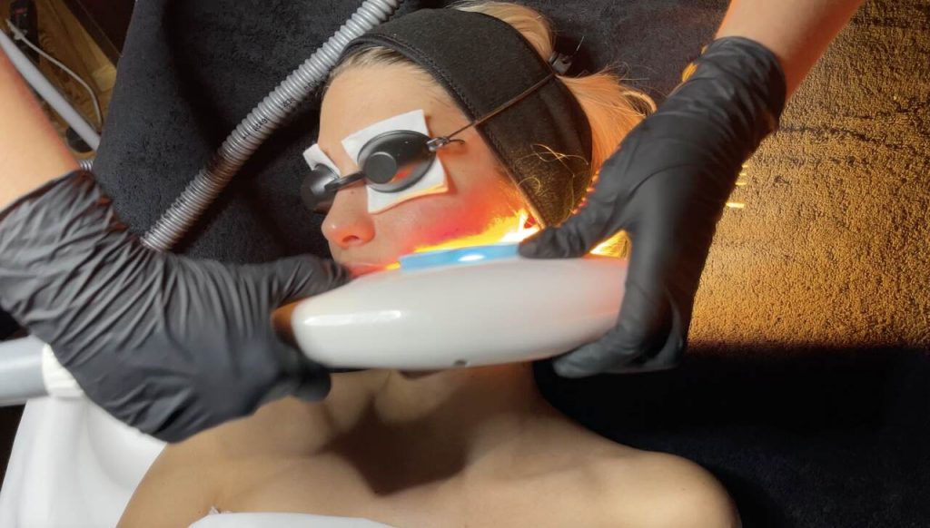 Probando un tratamiento de belleza en Carmen Navarro