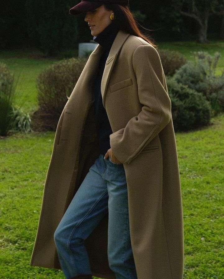 &Aacute;lex Rivi&egrave;re con abrigo