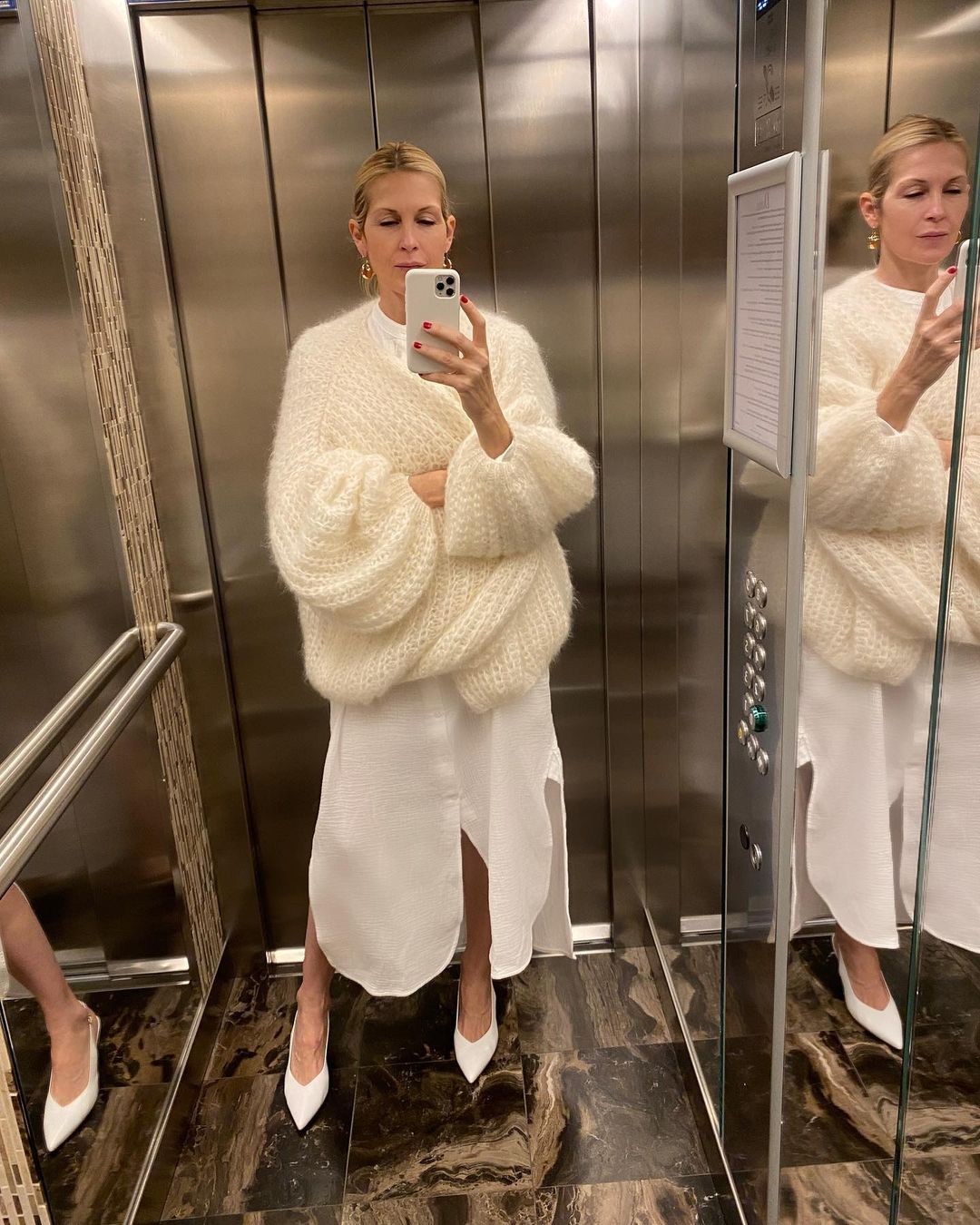 Kelly Rutherford con un iPhone