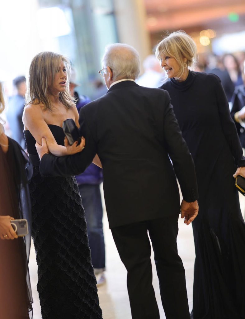 Jennifer Aniston saludando a Steven Spielberg