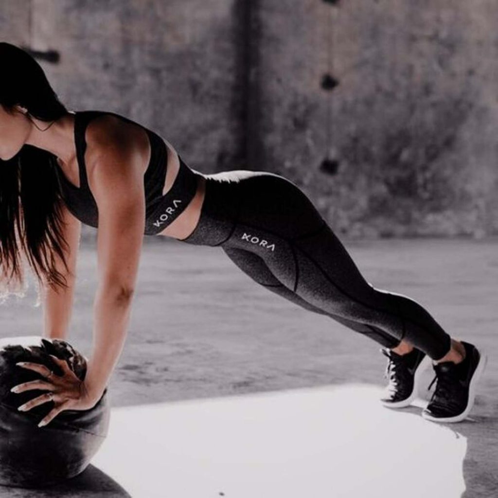 Mujer bola ejercicio