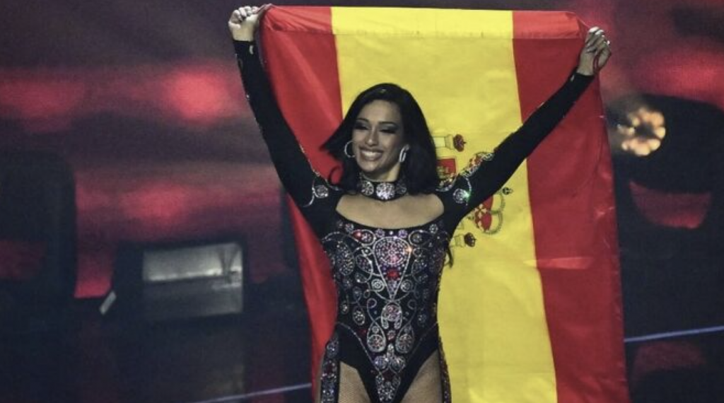 Chanel Terrero con una bandera espa&ntilde;ola en Eurovisi&oacute;n