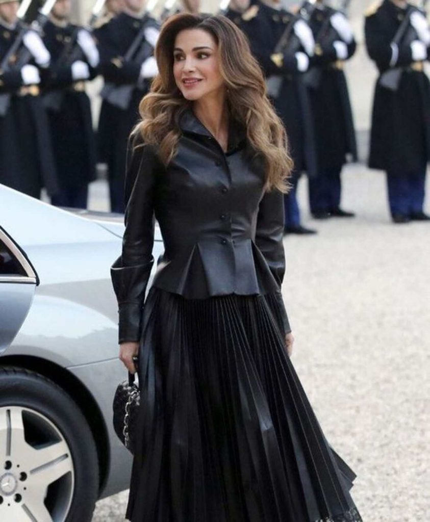 Rania de Jordania de negro