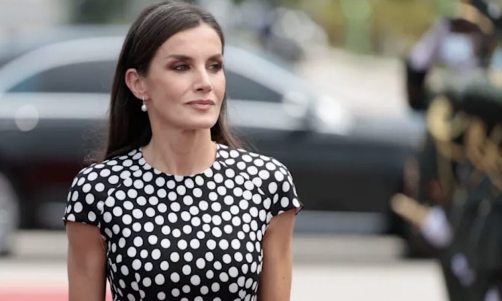La Reina Letizia con un vestido a lunares de Jose Hidalgo
