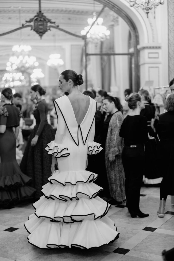 Modelo con traje de flamenca
