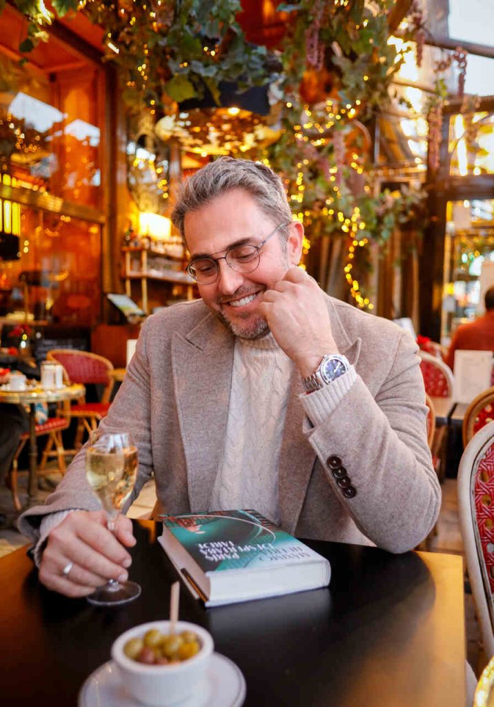 M&aacute;ximo Huerta junto a su novela en Par&iacute;s