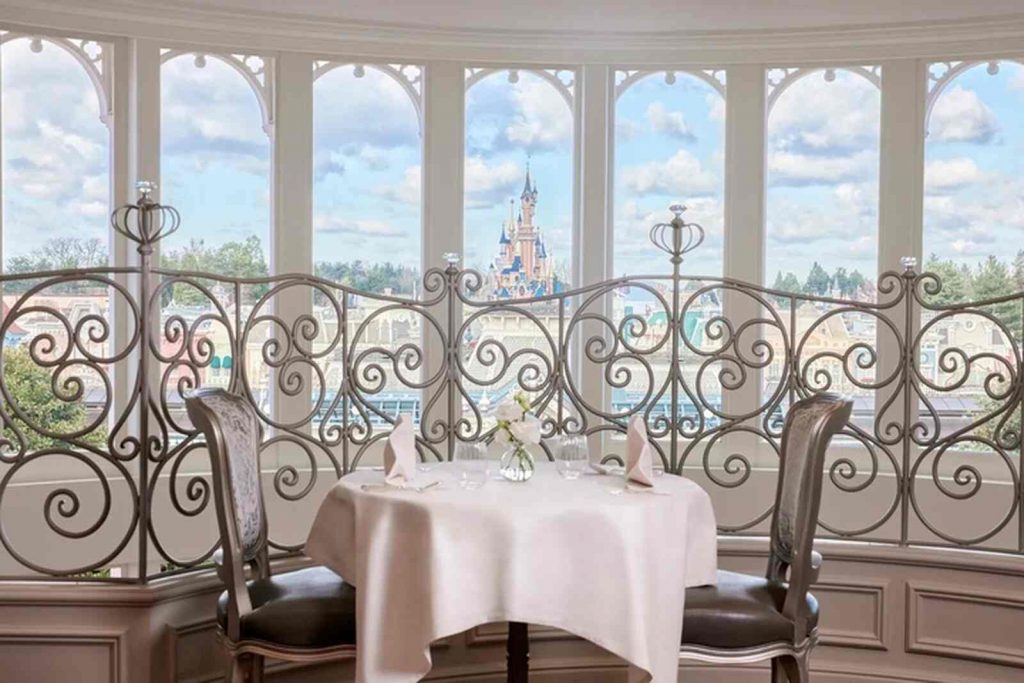 Mesa club, Disneyland Hotel
