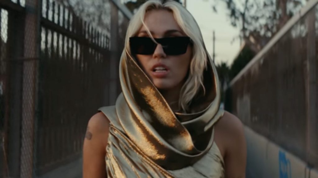 Miley Cyrus de dorado, flowers