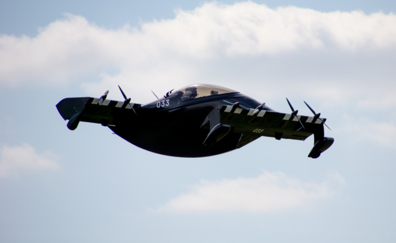 Pivotal, Helix, avi&oacute;n monoplaza, avi&oacute;n el&eacute;ctrico