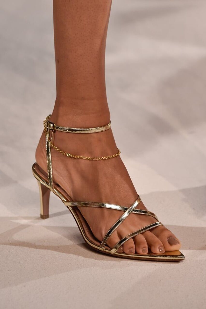 Tendencia zapatos, tac&oacute;n con cadena