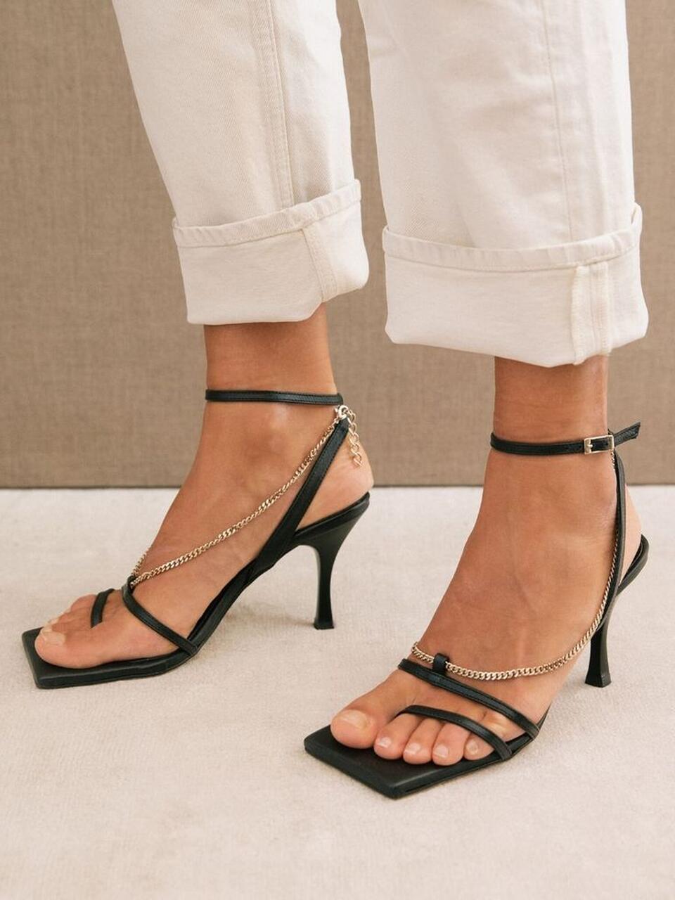 Tendencia zapatos, tac&oacute;n con cadena
