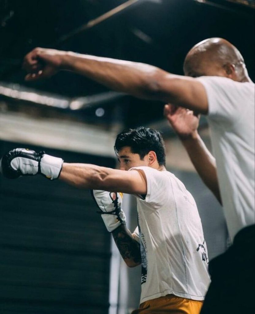 Hombres practicando boxeo