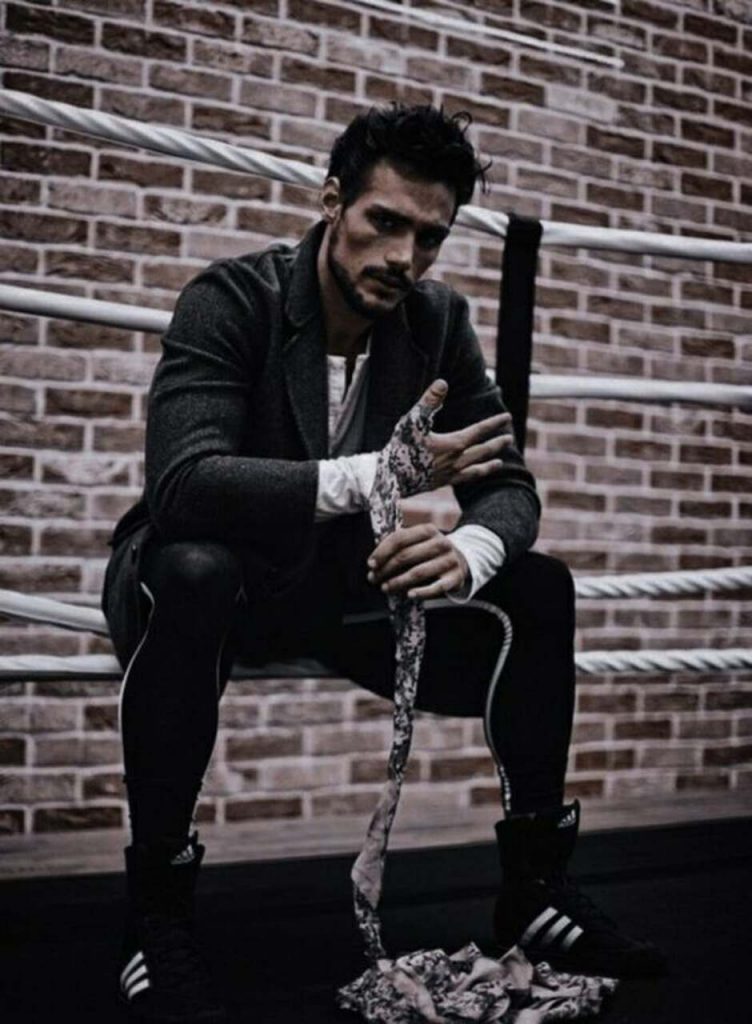 Hombre con vendas de boxeo