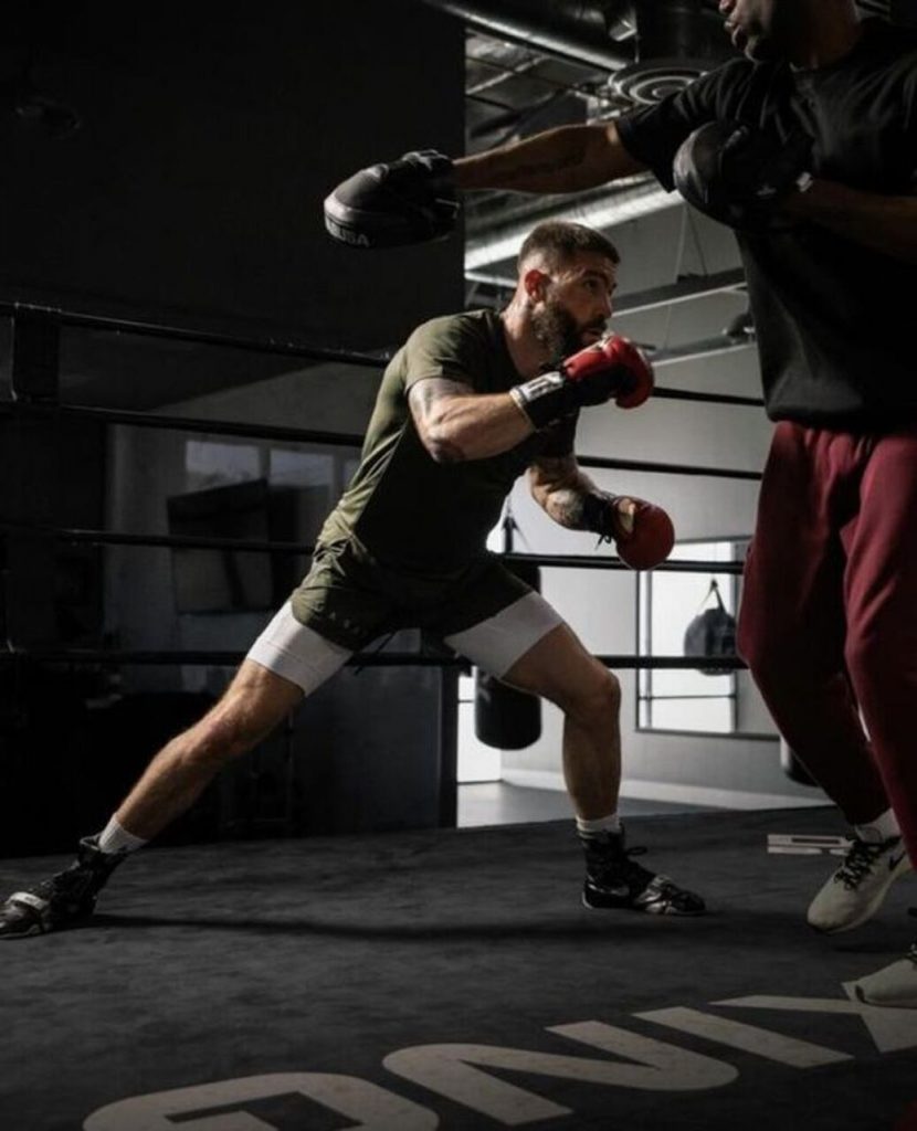 Hombre guantes rojos, boxeo