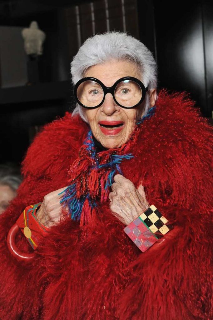 Iris Apfel abrigo rojo