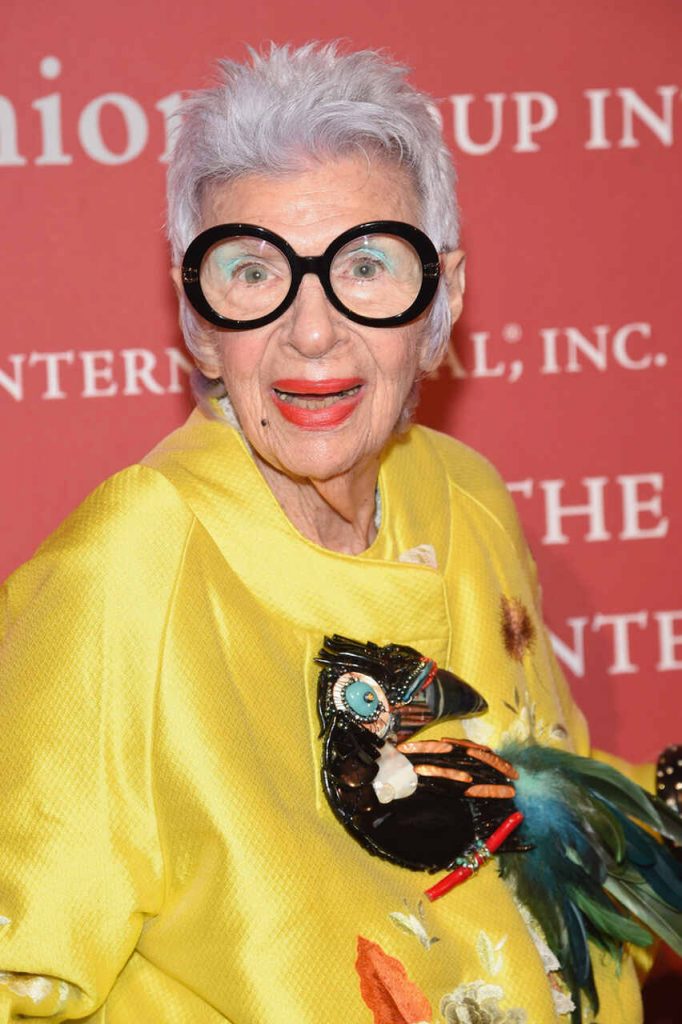 Iris Apfel de amarillo