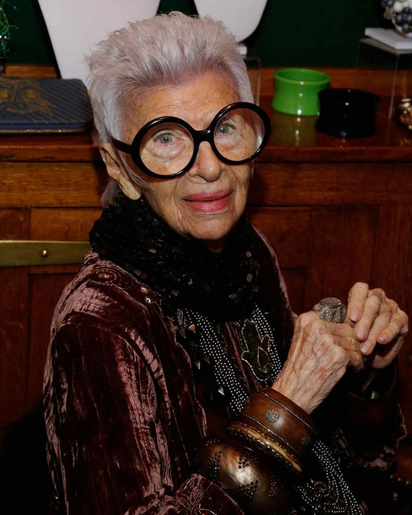 Iris Apfel de marr&oacute;n