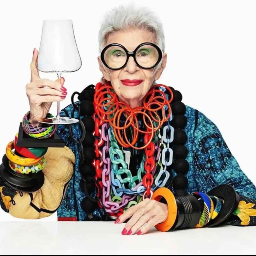 Iris Apfel brindando