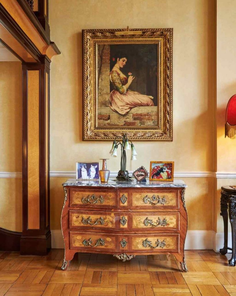 Mueble mansi&oacute;n Freddie Mercury