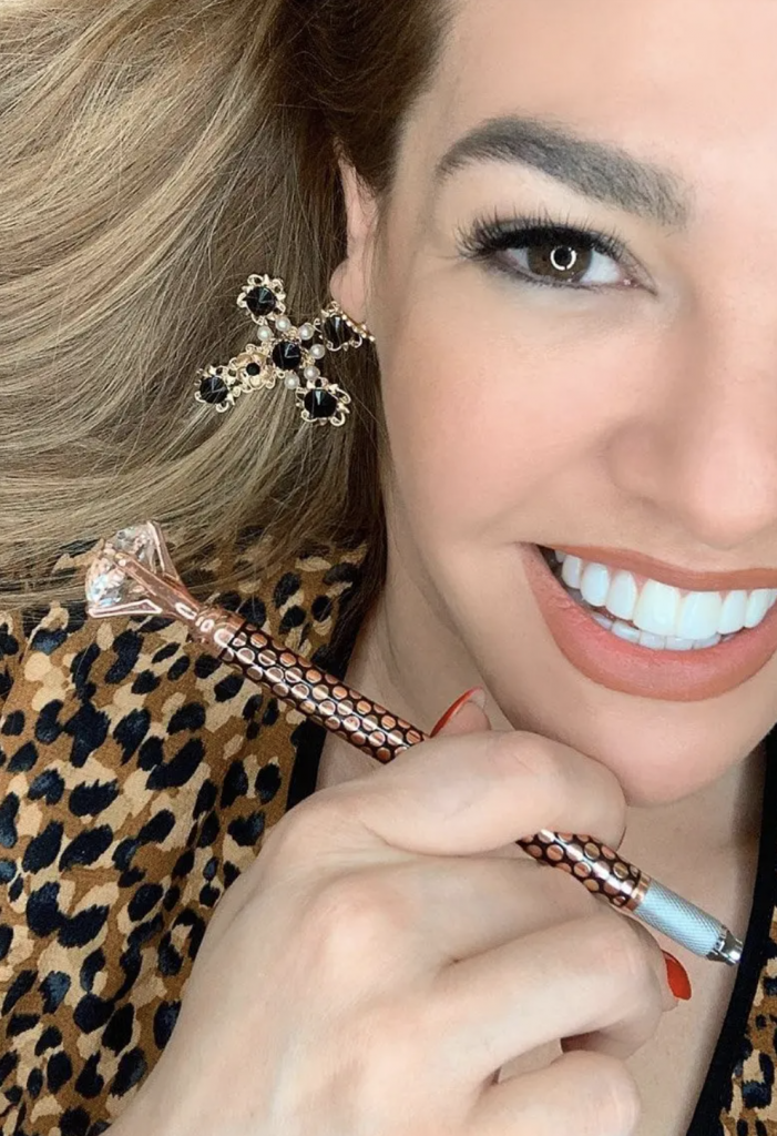 Anabel Gorn&eacute;s, experta en microblading, dise&ntilde;o de cejas