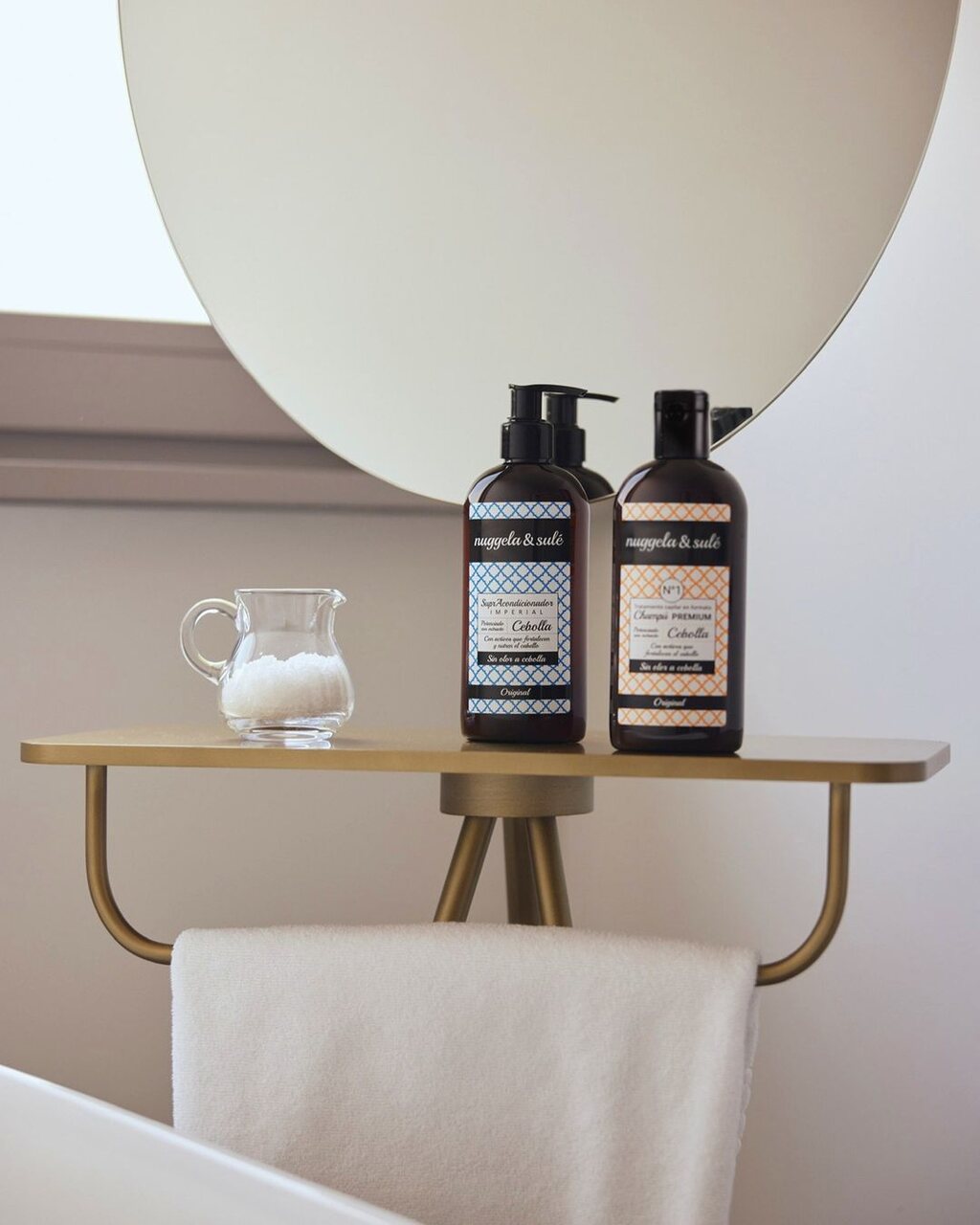 Nuggela & Sul&eacute;, cabello, champ&uacute; cebolla.