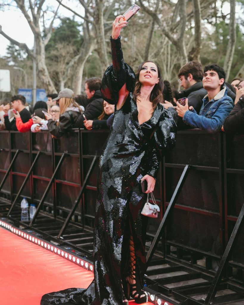 Melyssa Pinto en la red carpet de los Premios &Iacute;dolo en 2023.