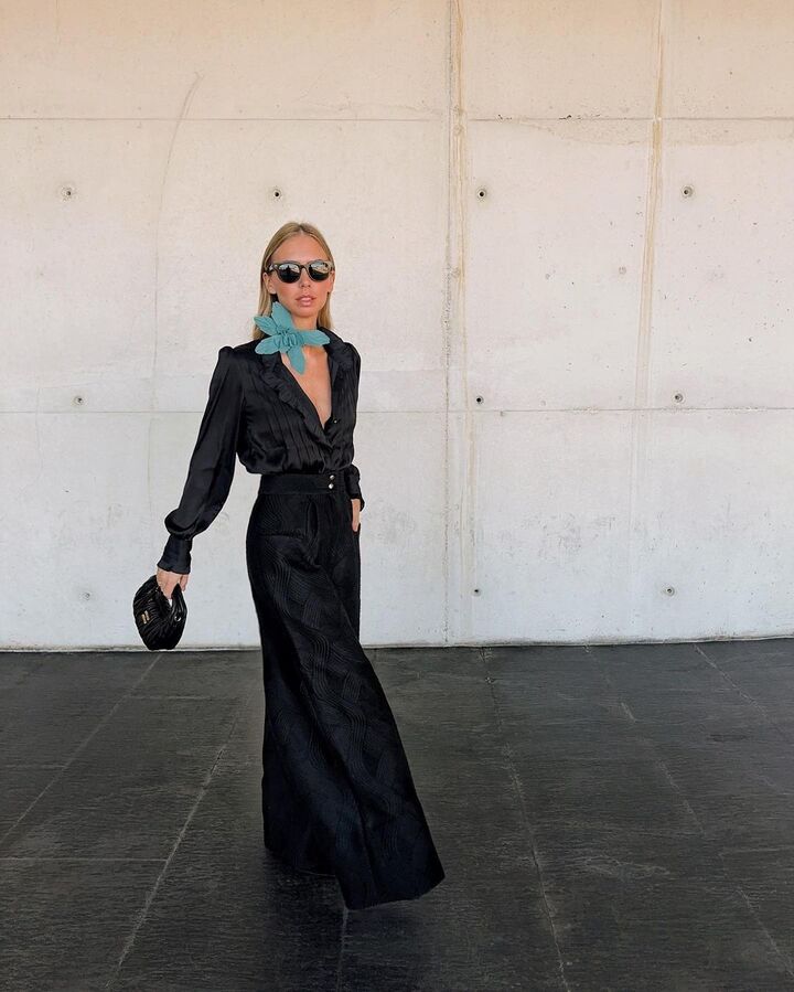 Luc&iacute;a B&aacute;rcena, look negro