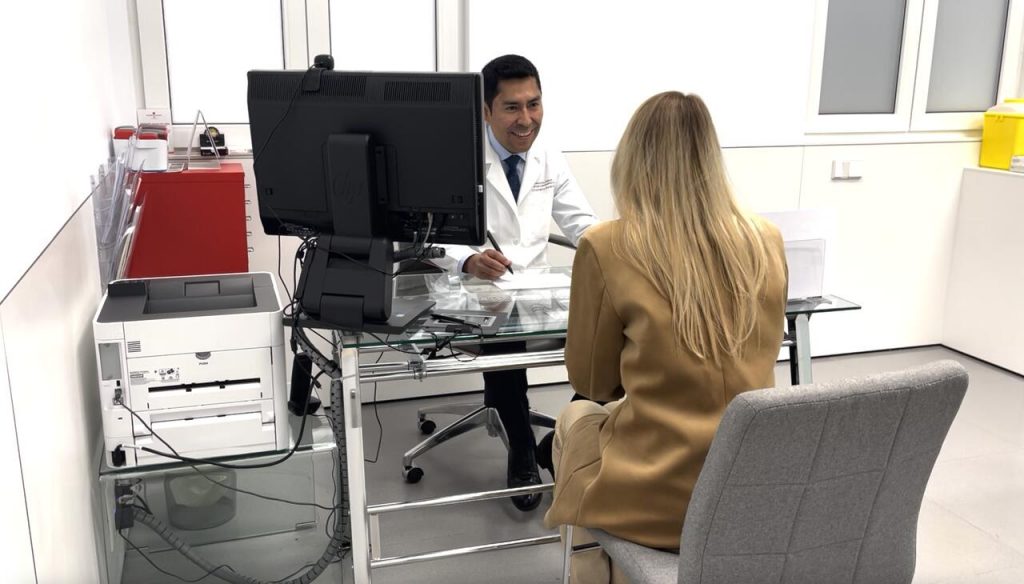 Fina Grosso con el Dr. Gustavo Salazar, especialista en endometriosis
