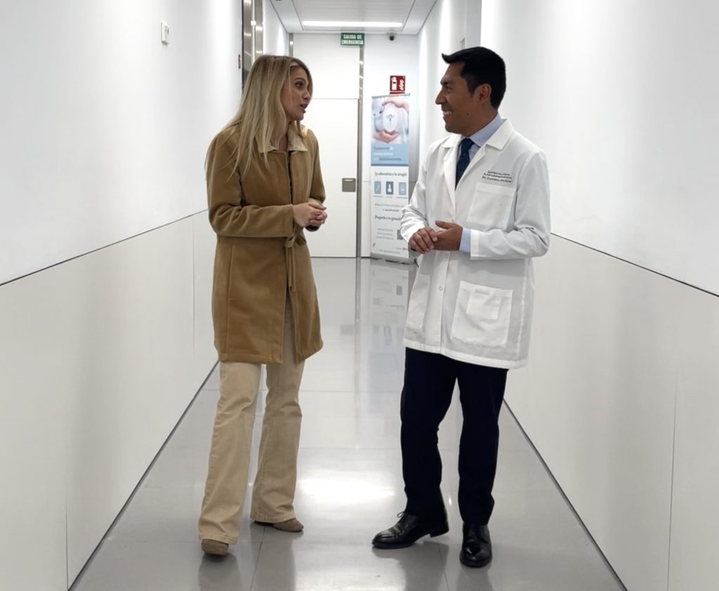 Fina Grosso con el Dr. Gustavo Salazar, experto en el tratamiento de la endometrosis