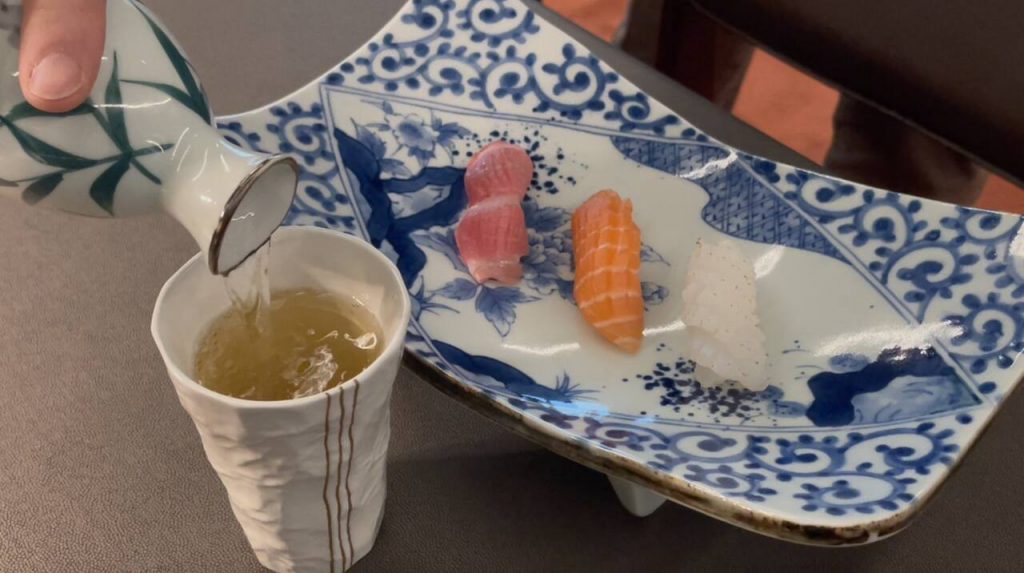 Te Genmaicha con Niguiris/Foto: Fina Grosso