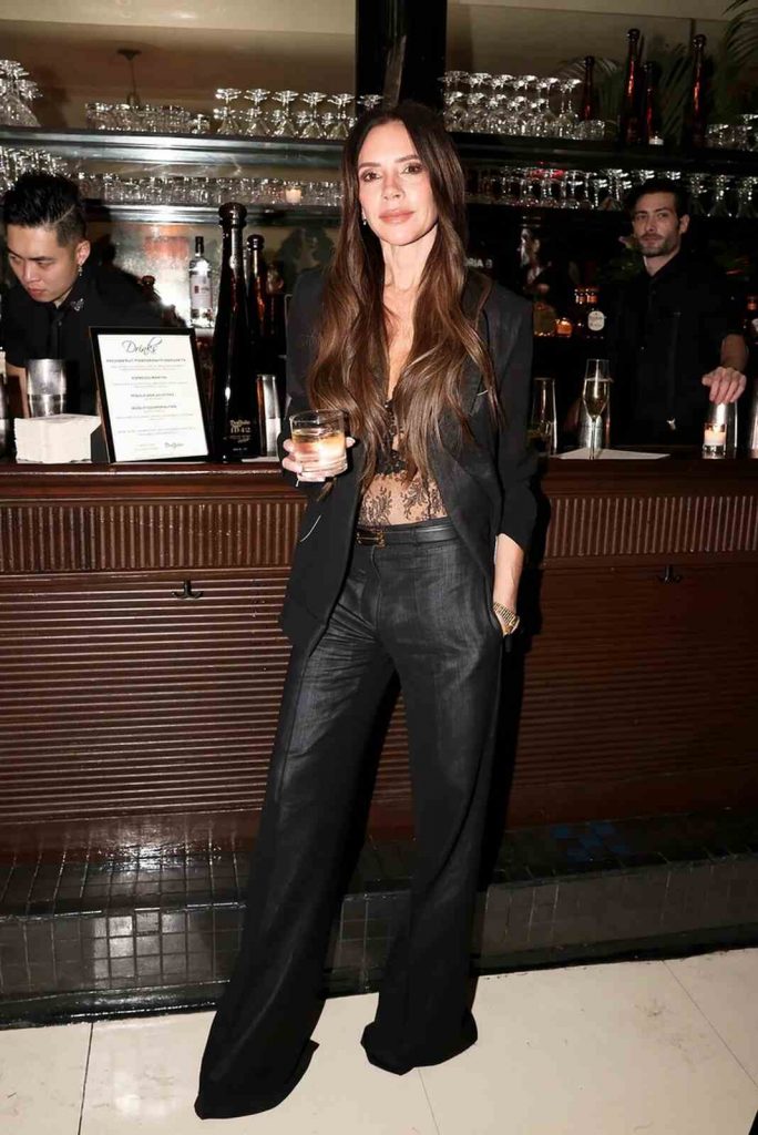 Victoria Beckham de negro