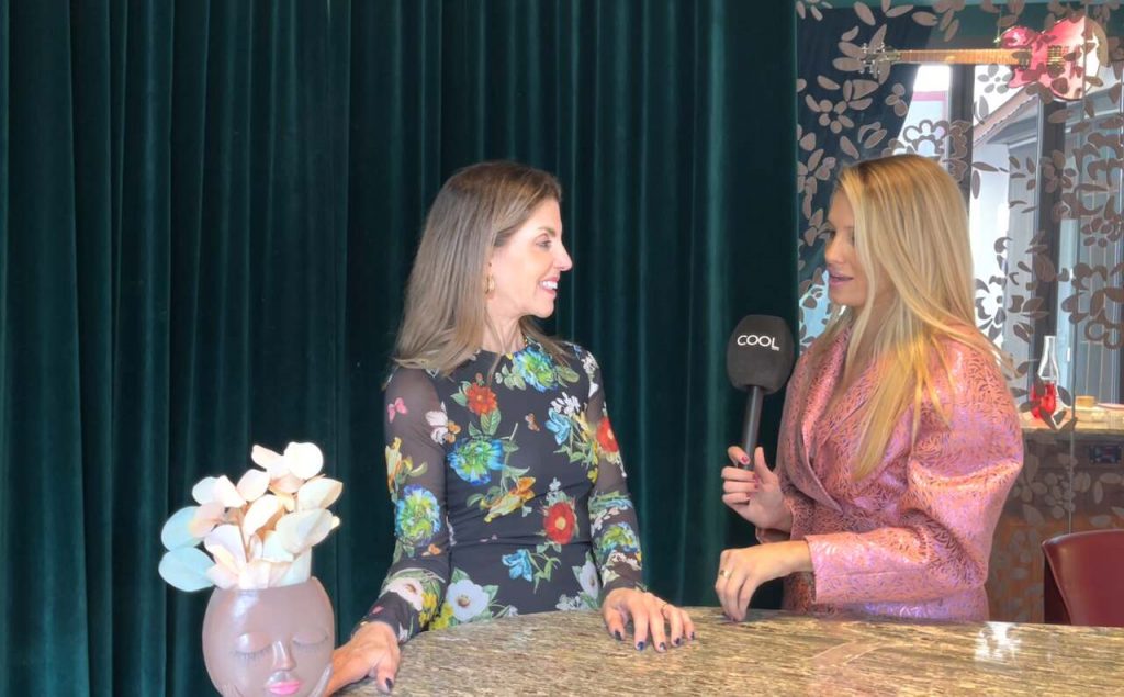 Fina Grosso entrevistando a Leila Cobo de Billboard en Madrid