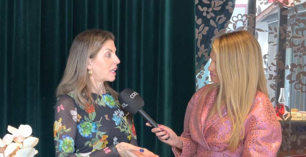 Fina Grosso charlando con Leila Cobo de los Billboard