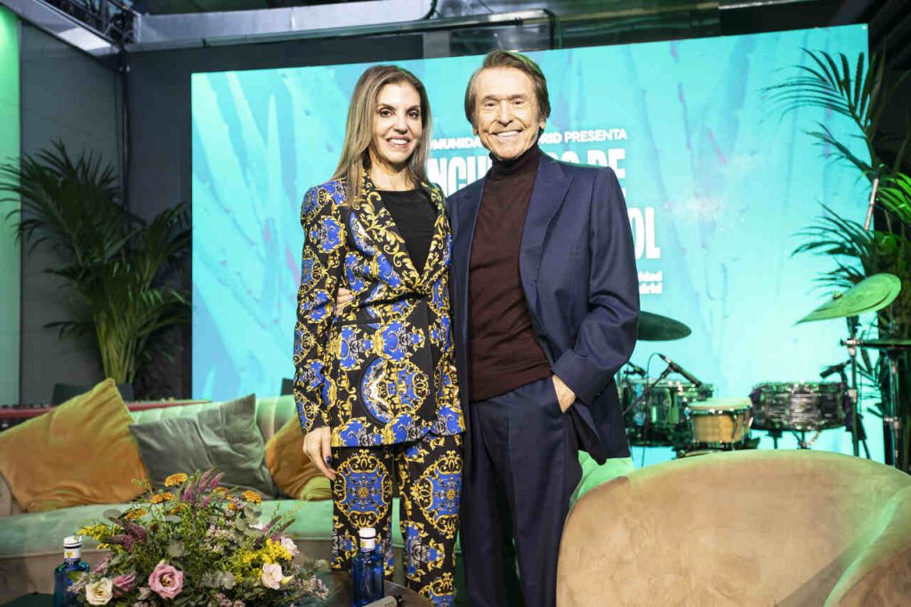Leila Cobo con Raphael en el primer encuentro Billboard en Espa&ntilde;a
