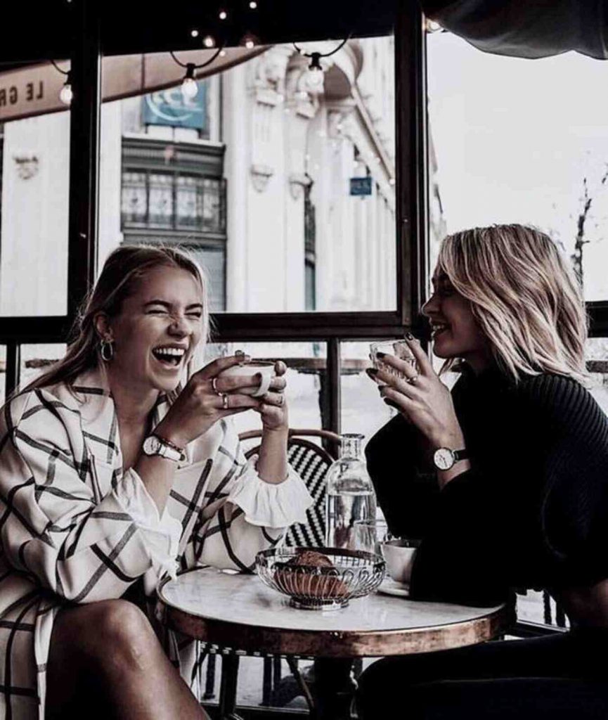 Mujeres tomando caf&eacute;