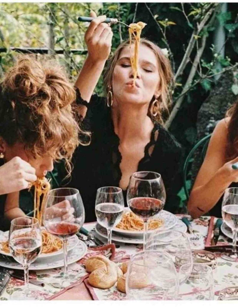 Mujer cenando