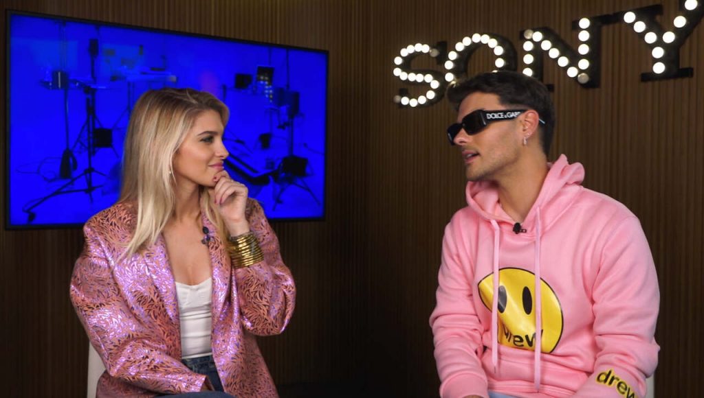 Fina Grosso entrevistando a Abraham Mateo
