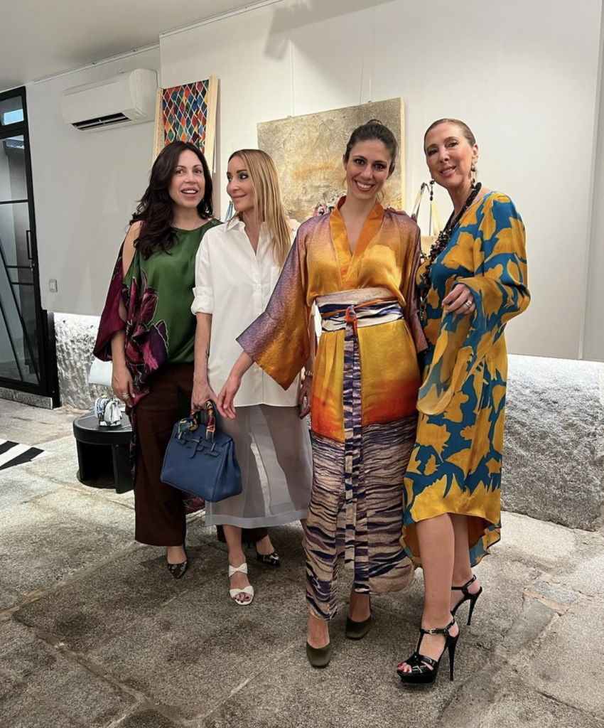 Ana Cristina Portillo Domecq con uno de sus dise&ntilde;o y Anna Cortina en la presentaci&oacute;n de 'Los 4 elementos'. 